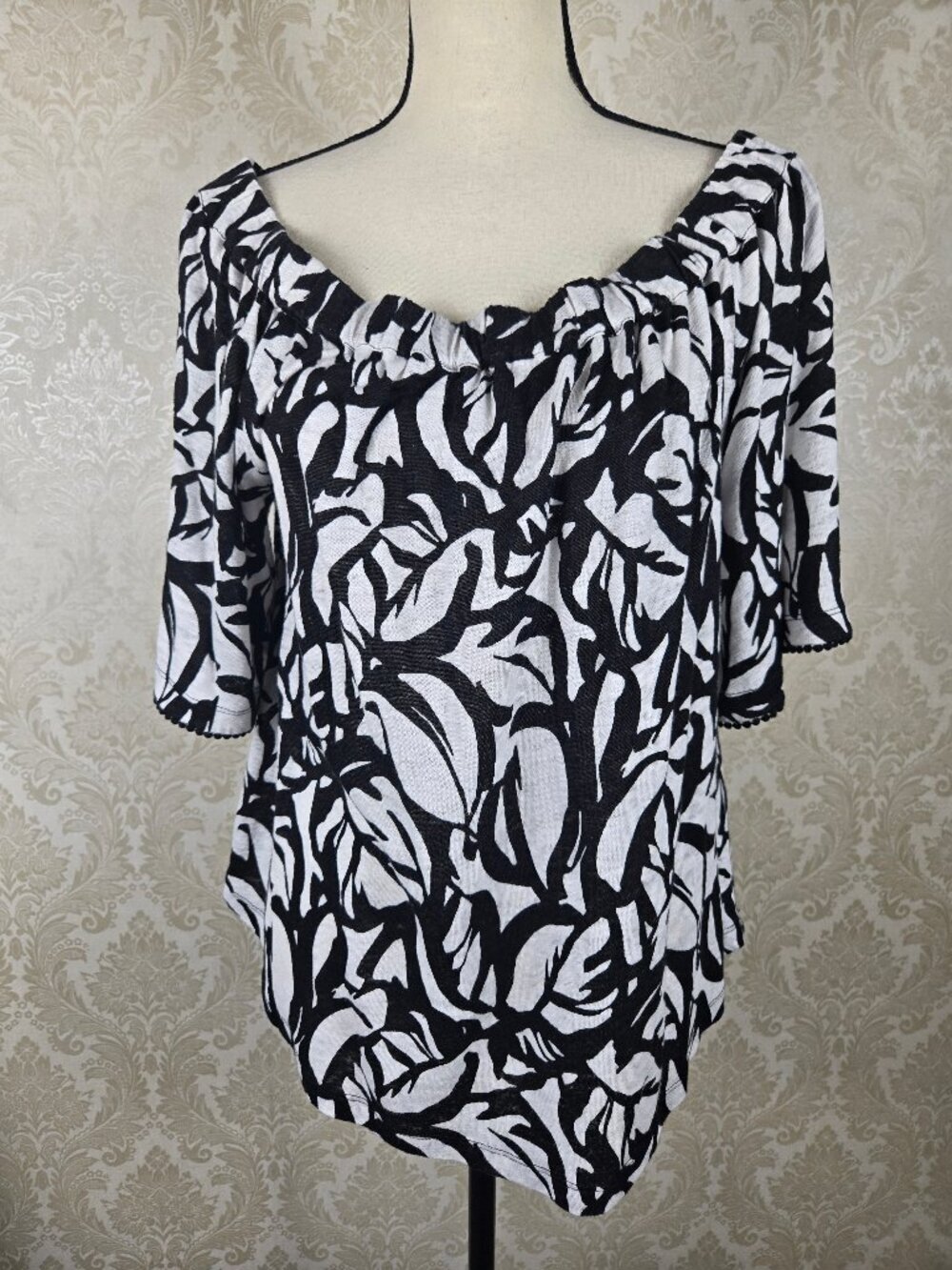 Chico's Size 1 (US Medium) Black White Blouse Leaf Print 100% Linen Elastic Neck
